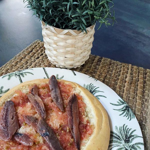 Blanquilla Panadería Almagro con tomate y anchoas