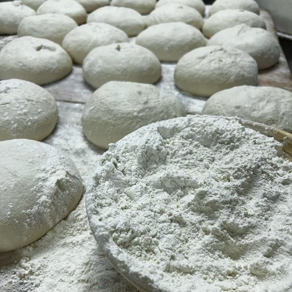 Preparación pan de pueblo horneado sobre horno de leña en Panadería Almagro Arroyo del Ojanco Jaén