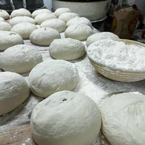 Preparación pan de pueblo horneado sobre horno de leña en Panadería Almagro Arroyo del Ojanco Jaén