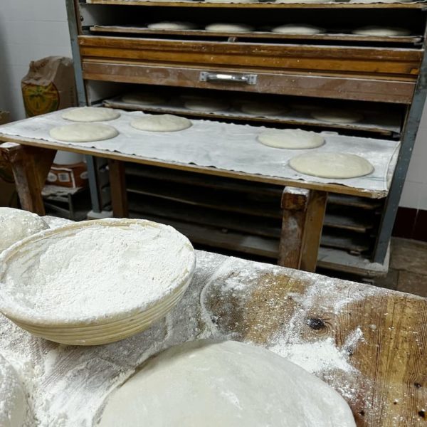 Preparación pan de pueblo horneado sobre horno de leña en Panadería Almagro Arroyo del Ojanco Jaén