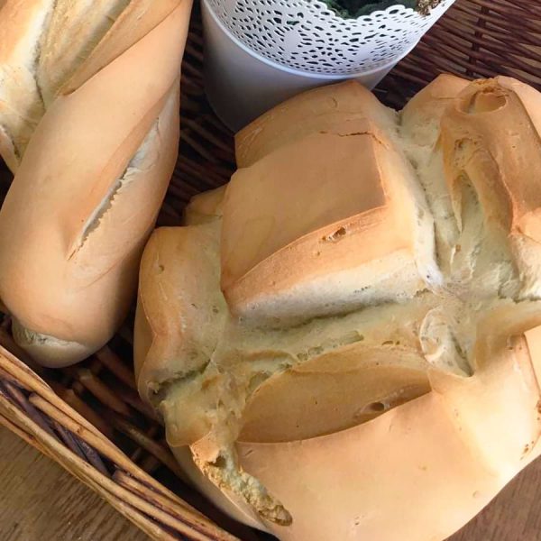 Nuestro pan de pueblo más tradicional. Cocido a leña diariamente en nuestro horno familiar de Arroyo del Ojanco y con los ingredientes auténticos del pan y el mejor sabor. Disponible en dos tamaños