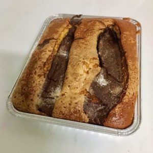 Es el bizcocho de siempre horneado en nuestro horno de leña pero con un relleno de chocolate