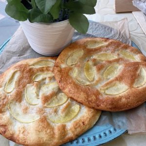 Tortas de mantenca con manzana horneadas a leña en Panadería Almagro de Arroyo del Ojanco